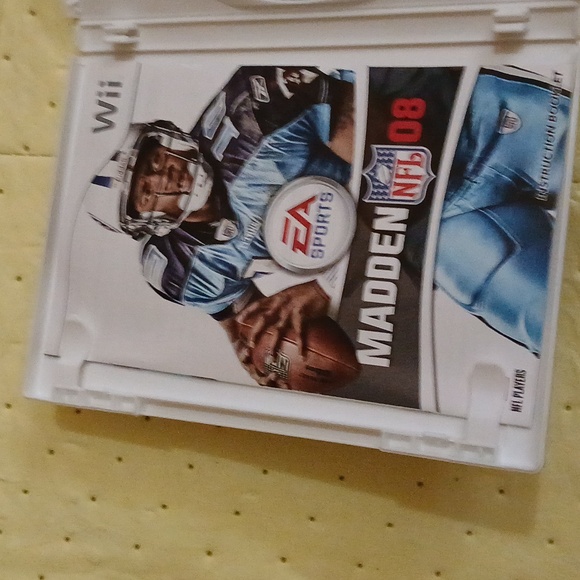 Wii Madden NFL 08 Video Game with booklet Preloved - Picture 4 of 5